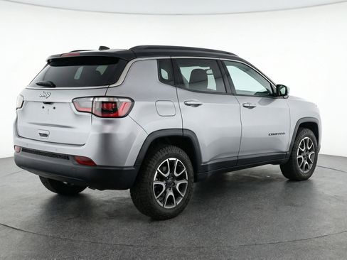 Used 2025 Jeep Compass Trailhawk image 9
