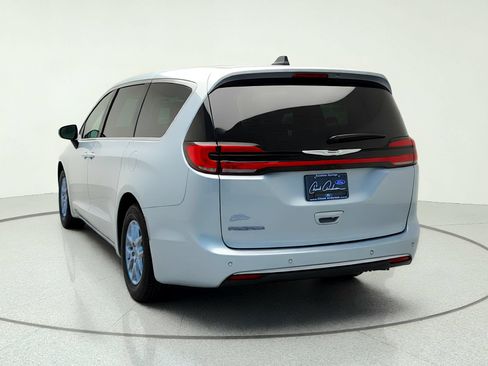 Used 2023 Chrysler Pacifica Touring-L FWD image 6