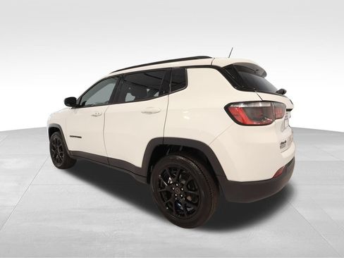 Used 2025 Jeep Compass Latitude w/ Convenience Group AWD/4WD image 2