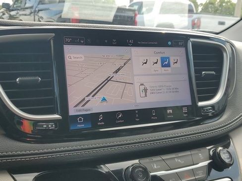 Used 2024 Chrysler Pacifica Select image 20