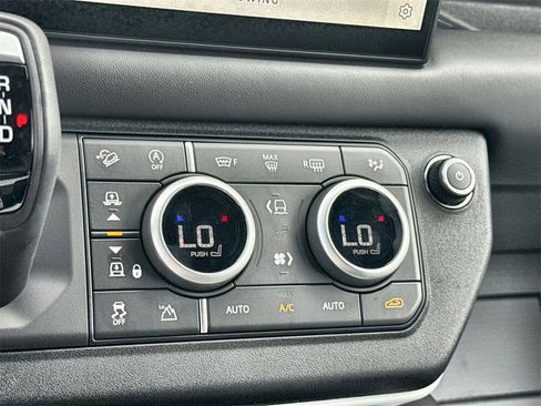 Used 2025 Land Rover Defender 130 X-Dynamic SE image 26