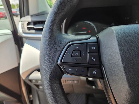 Used 2025 Toyota Sienna LE FWD image 23