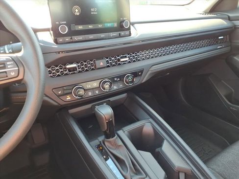 Used 2025 Honda Accord SE image 27