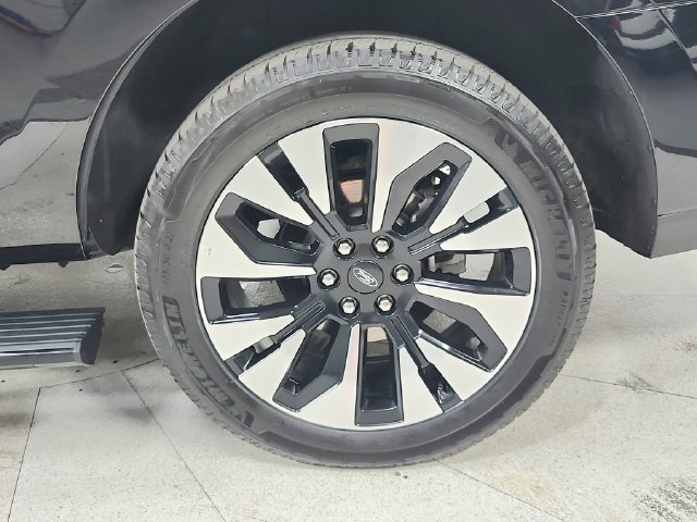Used 2025 Ford Expedition Platinum w/ Driver's Package AWD/4WD image 53