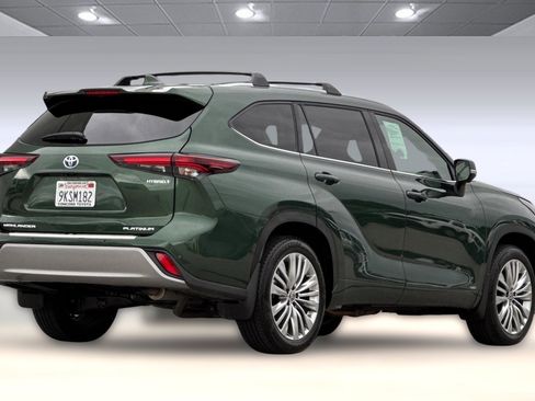 Used 2024 Toyota Highlander Platinum image 3