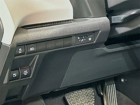 Used 2025 Toyota Sienna LE image 8