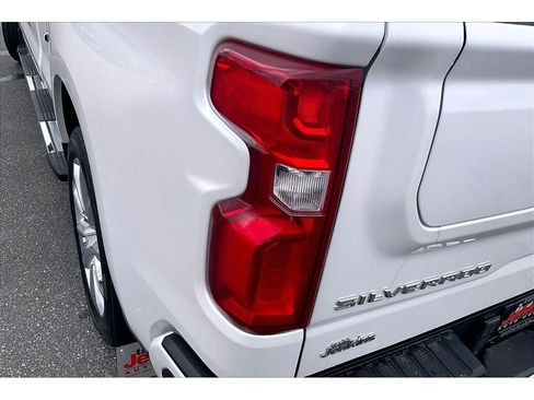 Used 2024 Chevrolet Silverado 1500 High Country w/ High Country Premium Package AWD/4WD image 31