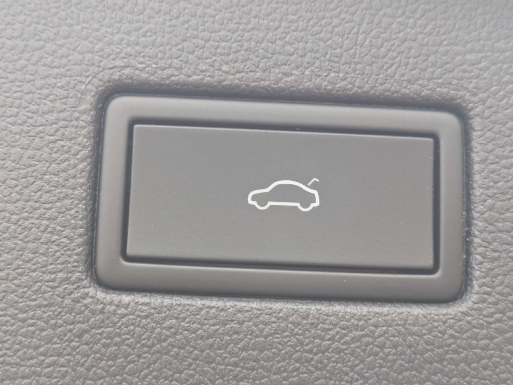 Certified 2024 Volkswagen Tiguan SE R-Line FWD image 15