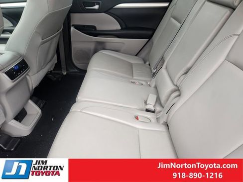 Used 2019 Toyota Highlander XLE image 31