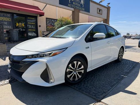 Used 2018 Toyota Prius Prime Plus FWD image 1
