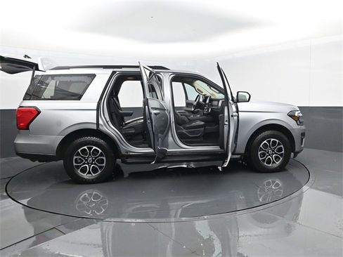 Used 2024 Ford Expedition XLT image 32