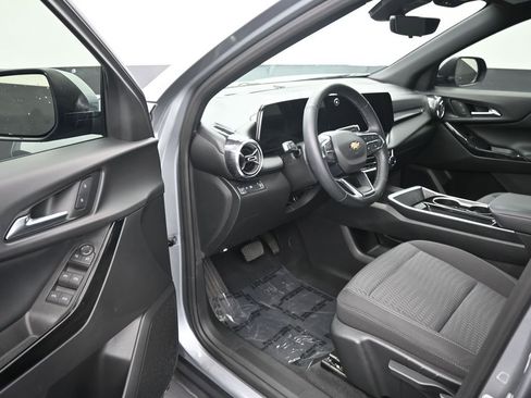 Used 2025 Chevrolet Equinox LT w/ Safety and Technology Package FWD image 10