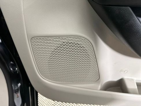 Used 2023 Chrysler Voyager LX image 29