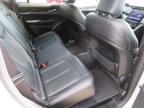 Used 2023 Jeep Grand Cherokee Limited w/ Black Appearance Package AWD/4WD image 15