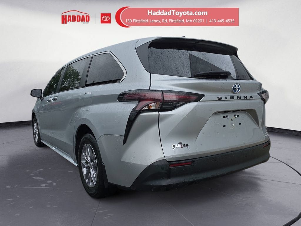 Used 2023 Toyota Sienna XLE FWD image 3