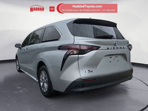 Used 2023 Toyota Sienna XLE FWD image 3