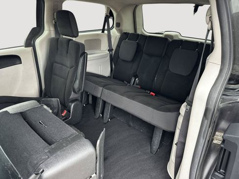 Used 2019 Dodge Grand Caravan SE FWD image 18