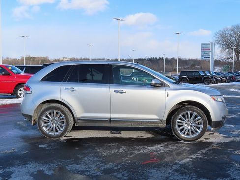 Used 2013 Lincoln MKX FWD image 2