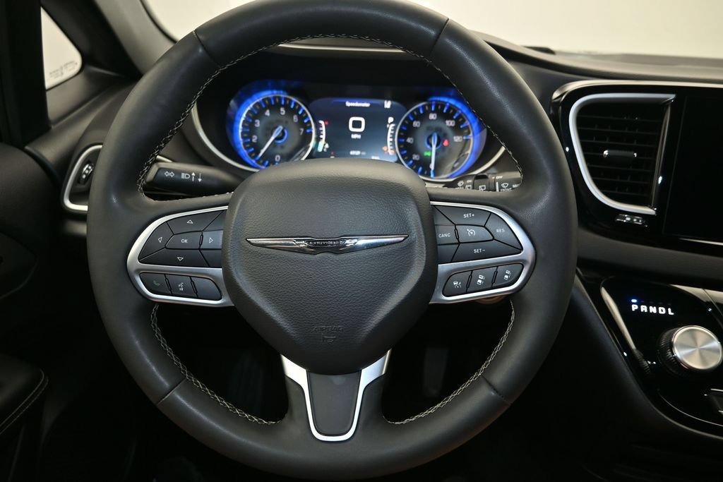 Used 2025 Chrysler Pacifica Select FWD image 13