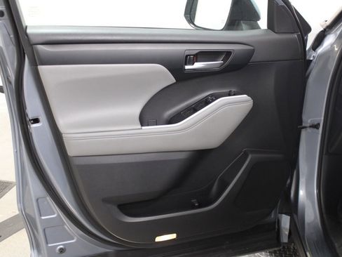 Used 2021 Toyota Highlander XLE image 13