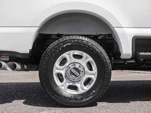 New 2026 Ford F250 XLT w/ FX4 Off-Road Package AWD/4WD image 12