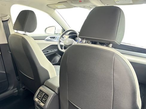 Used 2025 Volkswagen Taos SE w/ Panoramic Sunroof Package FWD image 41