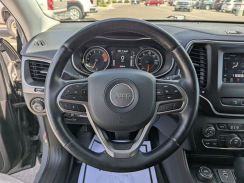 Used 2019 Jeep Cherokee Latitude Plus w/ Cold Weather Group AWD/4WD image 16