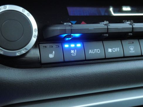 Certified 2025 Toyota Sequoia Platinum image 31