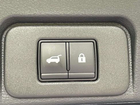 Used 2025 Nissan Rogue SV FWD image 9
