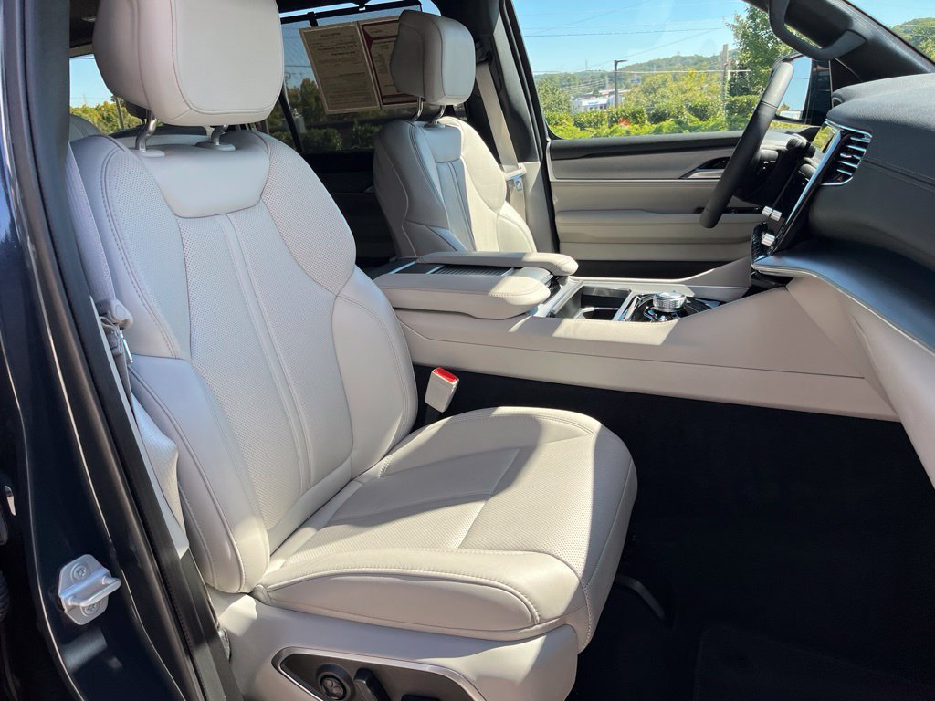 Used 2025 Jeep Wagoneer Series III w/ Premium Group I AWD/4WD image 30