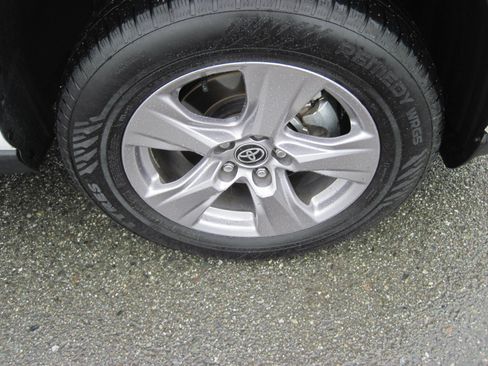 Used 2025 Toyota RAV4 XLE AWD/4WD image 3