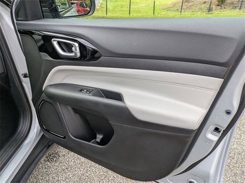 Used 2024 Jeep Compass Limited image 31