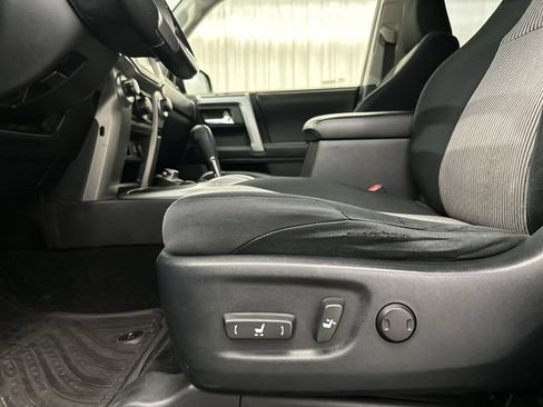 Used 2016 Toyota 4Runner SR5 AWD/4WD image 17