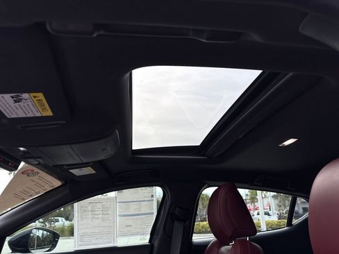 Used 2024 MAZDA MAZDA3 Hatchback w/Premium Plus Pkg image 9