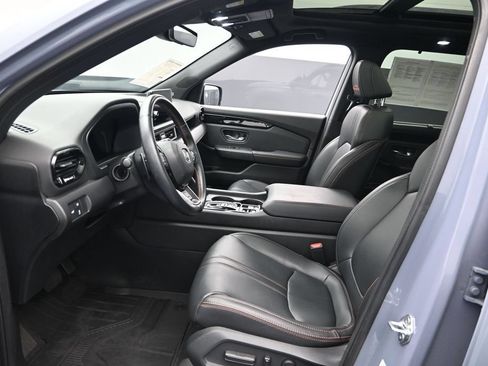 Used 2023 Honda Pilot TrailSport image 11