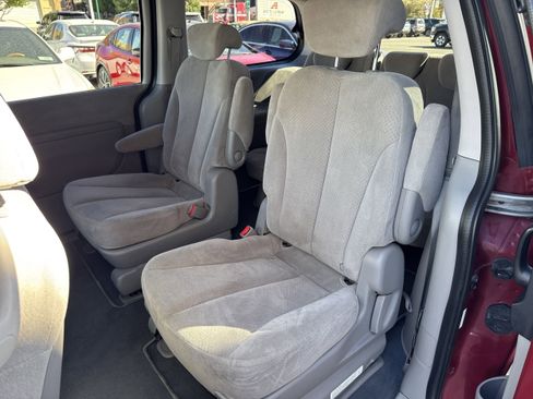 Used 2008 Hyundai Entourage GLS image 11