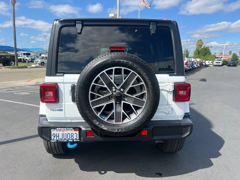 Used 2023 Jeep Wrangler Unlimited Sahara AWD/4WD image 18
