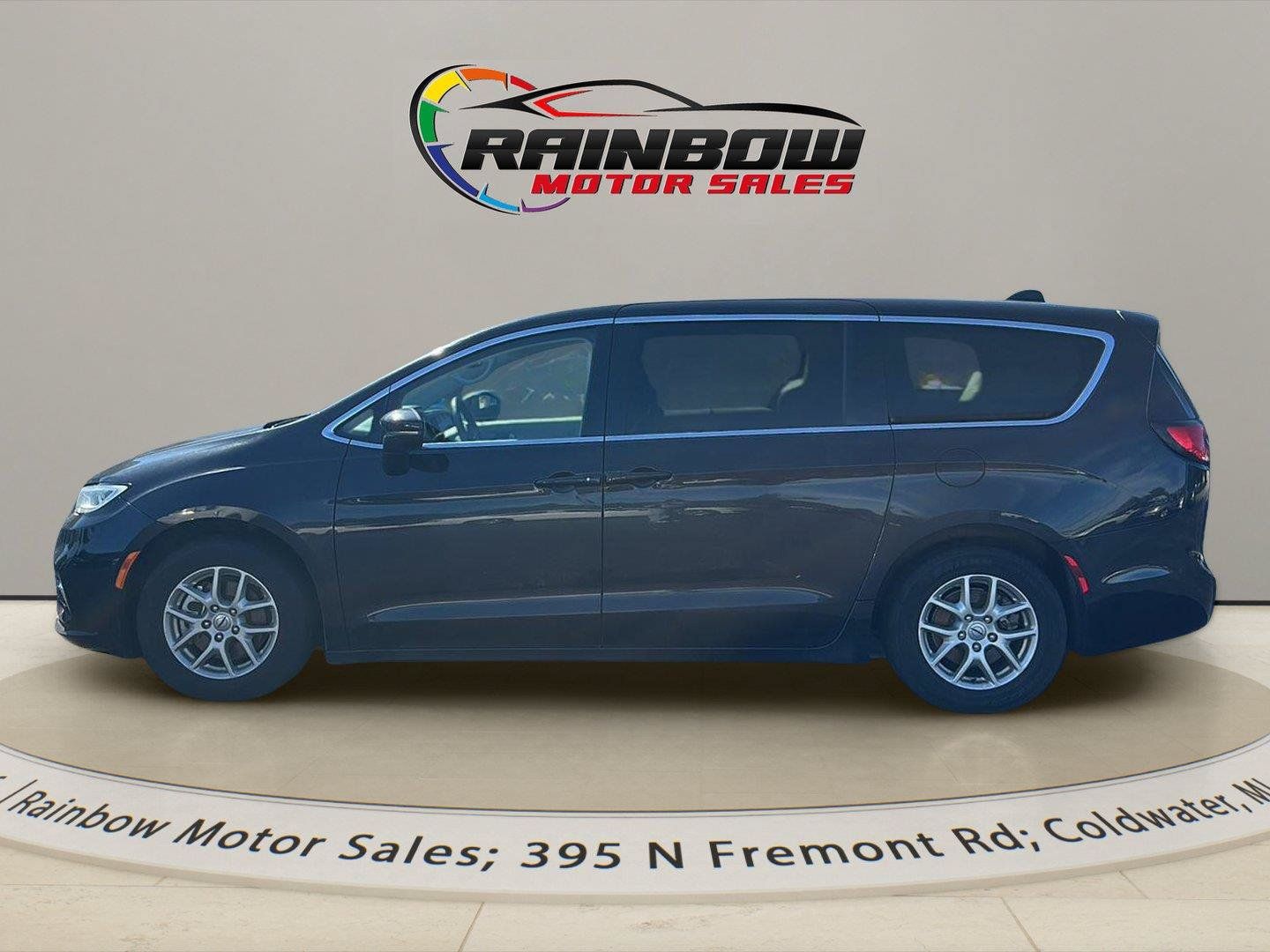 Used 2023 Chrysler Pacifica Touring-L FWD image 4