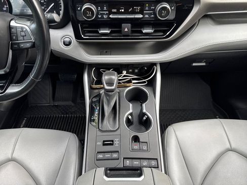 Used 2021 Toyota Highlander XLE AWD/4WD image 25