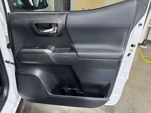 Used 2019 Toyota Tacoma TRD Sport AWD/4WD image 19