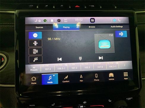 Used 2023 Jeep Grand Cherokee Limited image 13