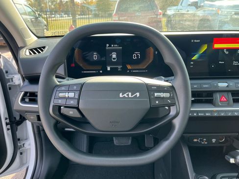 New 2025 Kia K4 LXS image 17