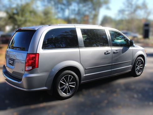 Used 2016 Dodge Grand Caravan SXT image 17