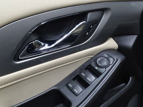 Used 2023 Chevrolet Traverse LS image 18