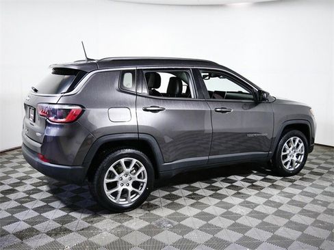 Used 2022 Jeep Compass Latitude image 9