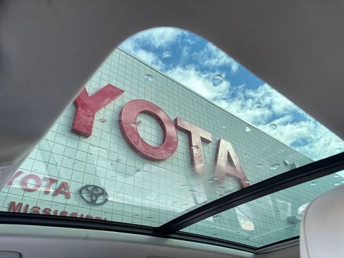 Used 2021 Volkswagen Tiguan SE w/ Panoramic Sunroof Package image 16