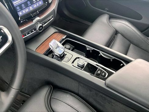 Certified 2024 Volvo XC60 B5 Ultimate w/ Protection Package Premier AWD/4WD image 18