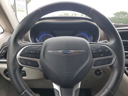 Used 2018 Chrysler Pacifica Touring-L FWD image 19