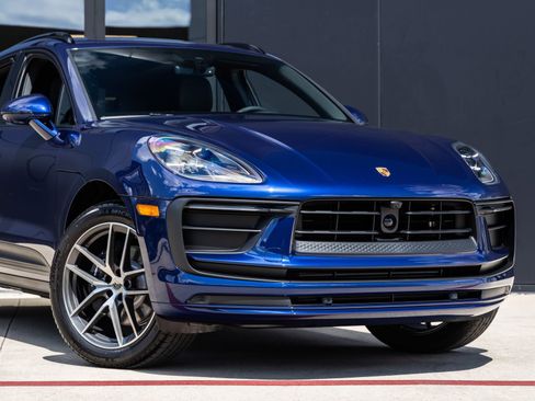 Certified 2026 Porsche Macan AWD/4WD image 9