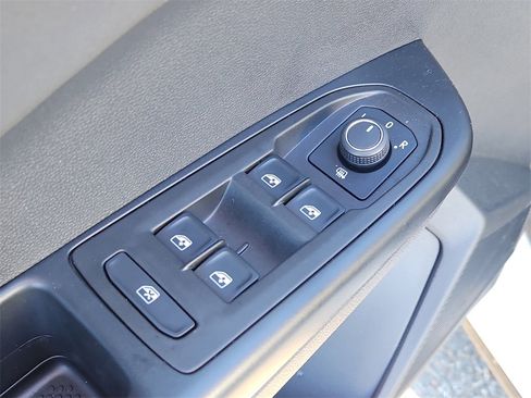 Certified 2025 Volkswagen Taos SE image 27